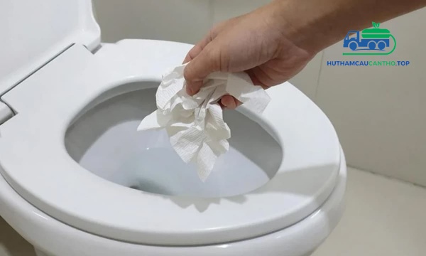 cách thông bồn cầu bị tắc giấy vệ sinh